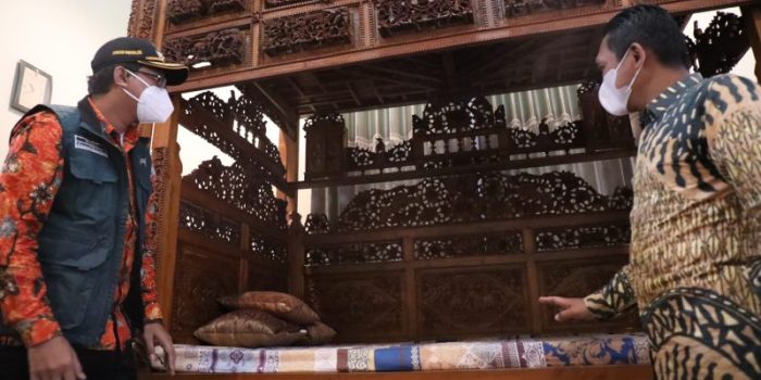 Bupati Sidoarjo Ahmad Muhdlor (kiri) saat berkunjung ke Pendopo Arya Wiraraja, Kabupaten Lumajang | Ist