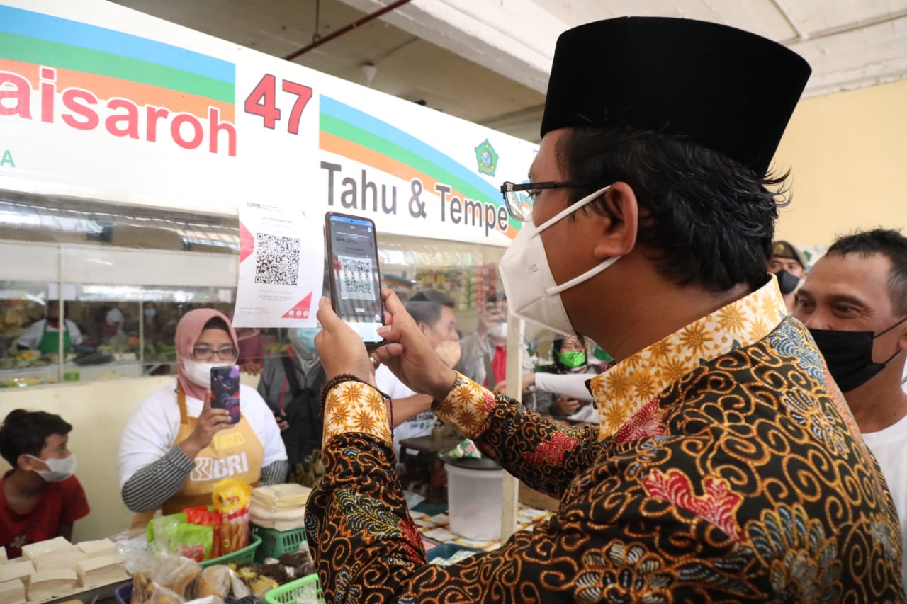 Bupati Sidoarjo Ahmad Muhdlor belanja di Pasar Pekauman dengan transaksi non tunai menggunakan Qris
