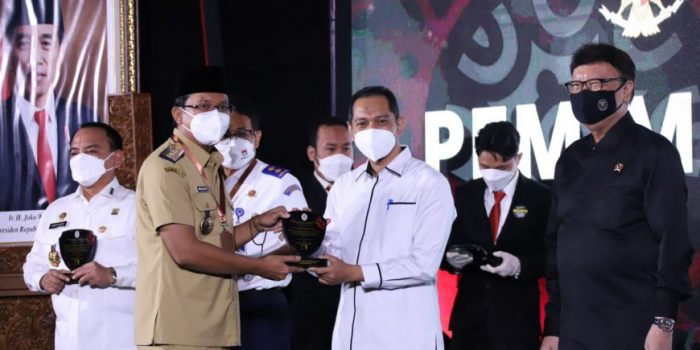 Bupati Sidoarjo Ahmad Muhdlor Ali saat menerima penghargaan | istimewa