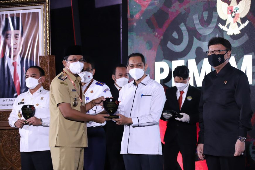 Bupati Sidoarjo Ahmad Muhdlor Ali saat menerima penghargaan | istimewa