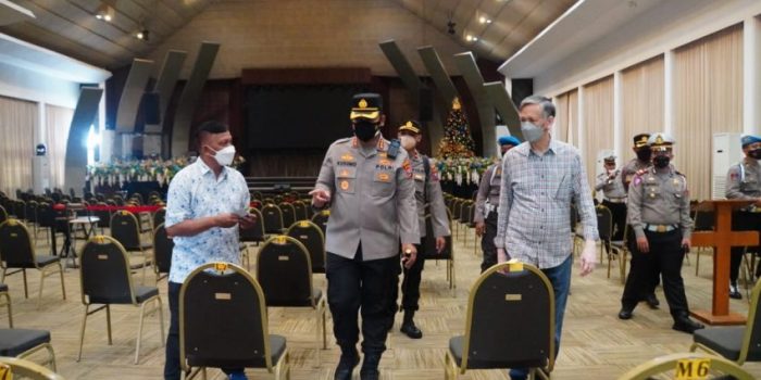 Kapolresta Sidoarjo Kombes Pol Kusumo Wahyu Bintoro melakukan pengecekan keamanan dan penerapan prokes gereja | Istimewa