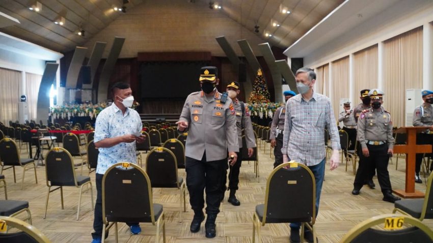 Kapolresta Sidoarjo Kombes Pol Kusumo Wahyu Bintoro melakukan pengecekan keamanan dan penerapan prokes gereja | Istimewa