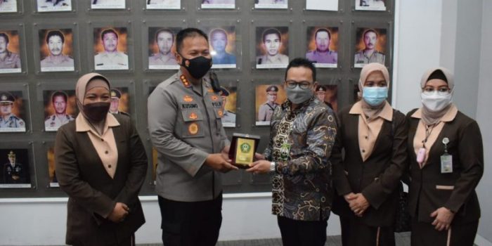 Kapolresta Sidoarjo Kombes Pol Kusumo Wahyu Bintoro saat menerima apresiasi dari RSI Siti Hajar | Foto: Istimewa