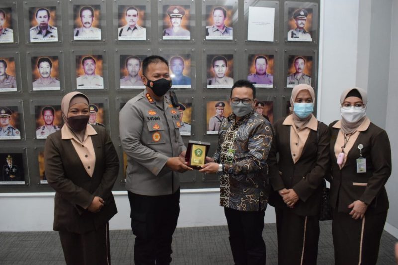 Kapolresta Sidoarjo Kombes Pol Kusumo Wahyu Bintoro saat menerima apresiasi dari RSI Siti Hajar | Foto: Istimewa