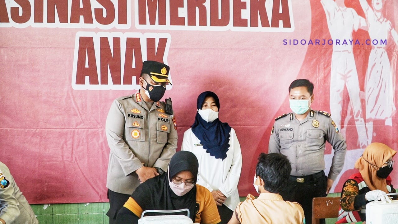 Kapolresta Sidoarjo Kombespol Wahyu Bintoro Pantau Vaksinasi Anak di SDN Sarirogo Kecamatan Sidoarjo