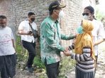 Bupati Sidoarjo Bantu Nenek Suyatmini Warga Kenongo Tulangan yang Rumahnya Kebakaran