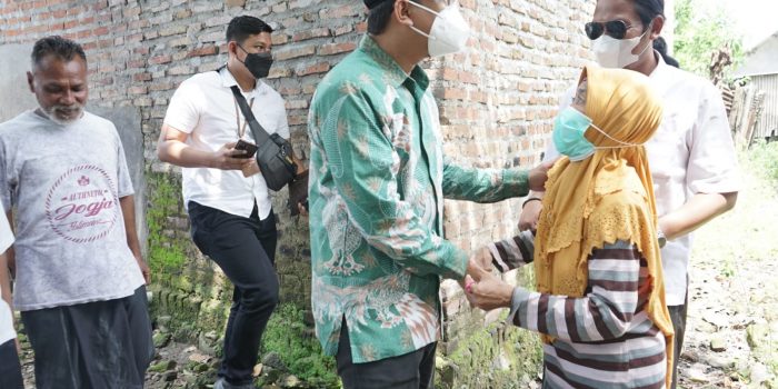 Bupati Sidoarjo Bantu Nenek Suyatmini Warga Kenongo Tulangan yang Rumahnya Kebakaran
