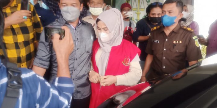 Usai Diperiksa Penyidik, Rokhayani Kades Suko Langsung Ditahan Kejari Sidoarjo