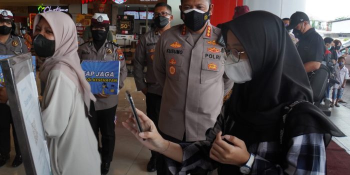 Pengunjung Mal Sidoarjo Wajib Scan Barcode Peduli Lindungi