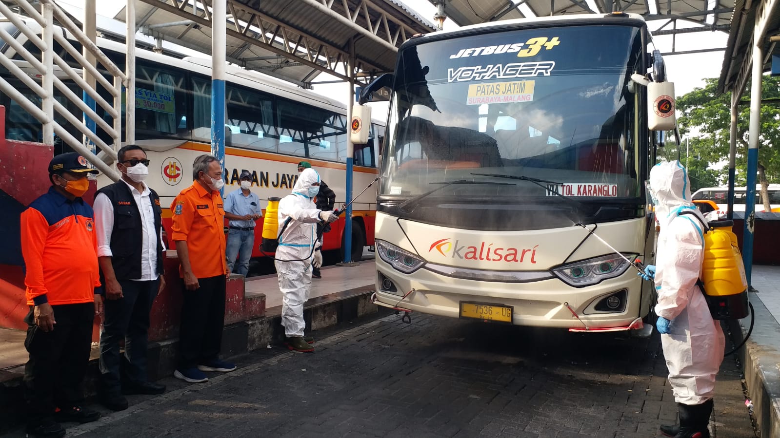 Kalaksa BPBD Jatim, Budi Santosa, Tinjau Penyemprotan Disinfektan di Terminal Purabaya