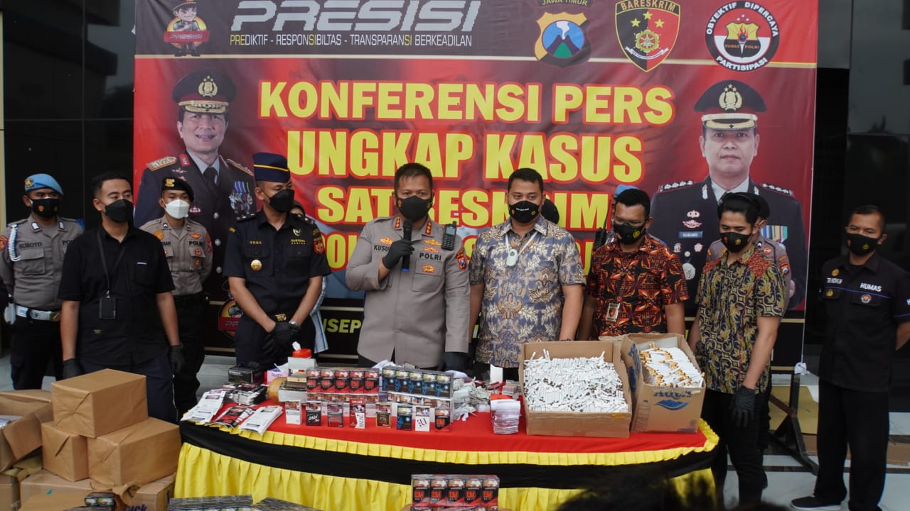 Polresta Sidoarjo Merilis Ungkap Kasus Pengepakan Rokok Tanpa Cukai, Jumat (4/2/2022)