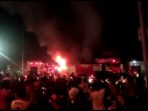 Toko Onderdil Motor Terbakar, Pengendara Berebut Merekamnya