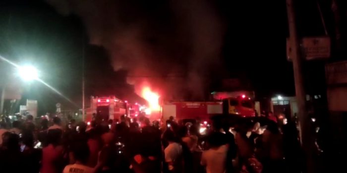 Toko Onderdil Motor Terbakar, Pengendara Berebut Merekamnya