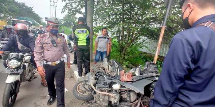 Pemotor Terobos Palang Pintu Tertutup, Perjalanan KA Logawa Terlambat