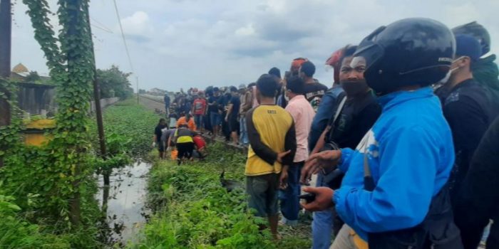 Warga dan petugas mengevakuasi korban tertabrak KA Logawa, Sabtu (12/2/2022)