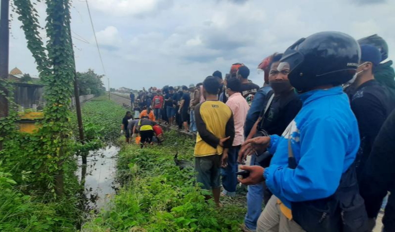 Warga dan petugas mengevakuasi korban tertabrak KA Logawa, Sabtu (12/2/2022)