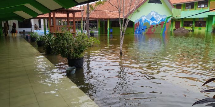 Genangan Setinggi 15 Cm Tak Kunjung Surut, Bupati Muhdlor Minta Kisdam Dibongkar dan Ditambah Pompa