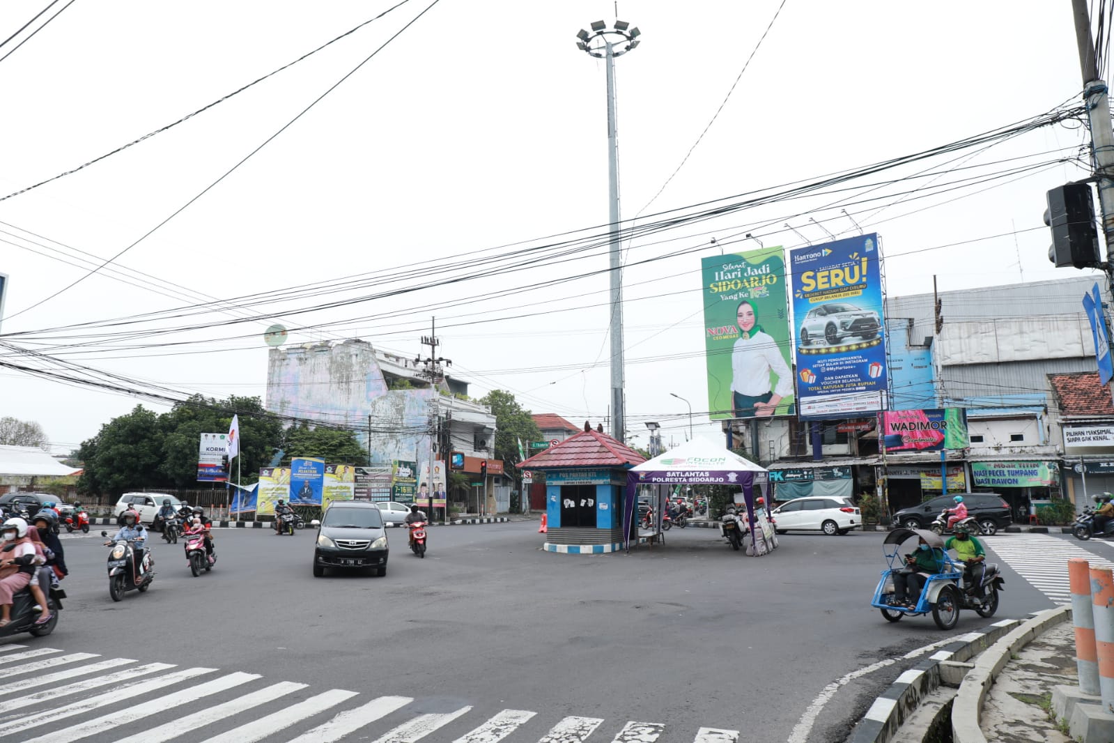Perempatan Babalayar-Ramayana/City Plaza. Disini akan segera dibangun ikon baru Kabupaten Sidoarjo