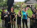 Sstt… Ada Luna Maya Menanam Padi dan Bermain Bersama Anak-Anak di Wonoayu