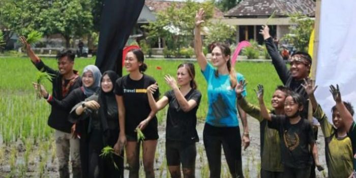 Luna Maya dan dua sahabatnya menanam padi di sawah dan bermain bersama Anak-Anak Kampung Lali Gadget, Rabu (16/2/2022)