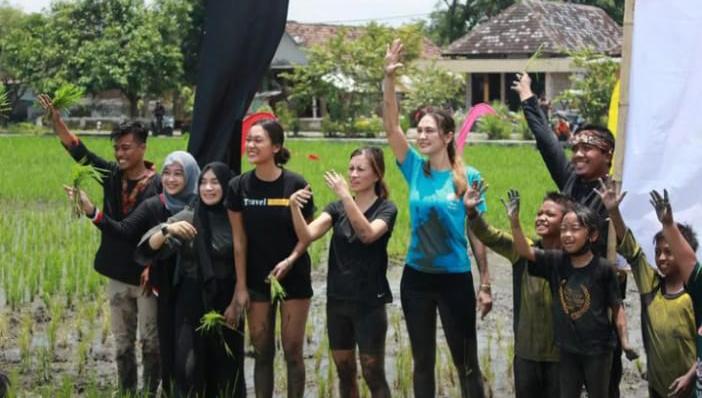 Luna Maya dan dua sahabatnya menanam padi di sawah dan bermain bersama Anak-Anak Kampung Lali Gadget, Rabu (16/2/2022)