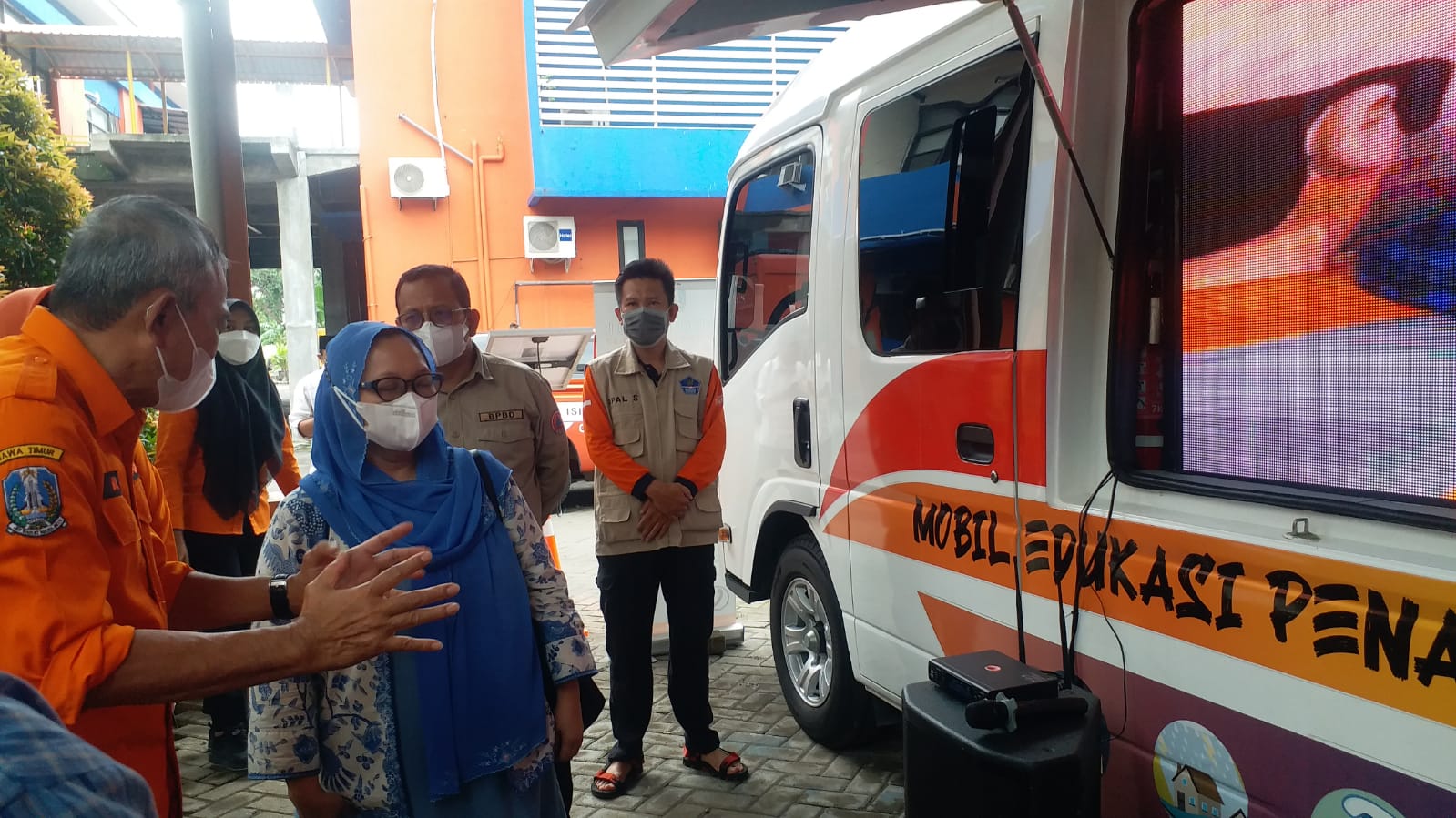 Alissa Wahid melihat mobil edukasi Penanggulangan bencana (Mosipena), didampingi kalaksa BPBD Jatim Budi Sentosa, Sabtu (26/2/2022)