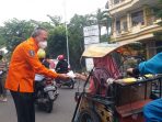 BPBD Jatim Bagikan Masker dan Semprot Cairan Disinfektan di Area Terminal Hingga Pasar Larangan Sidoarjo