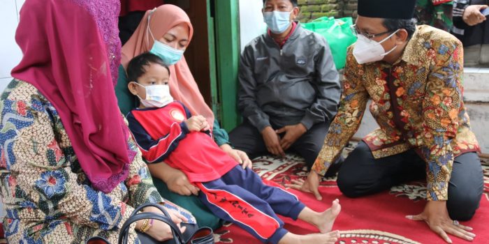 Bupati Muhdlor Menjamin Biaya Pengobatan Bocah Kelainan Usus Ditanggung Pemkab Sidoarjo