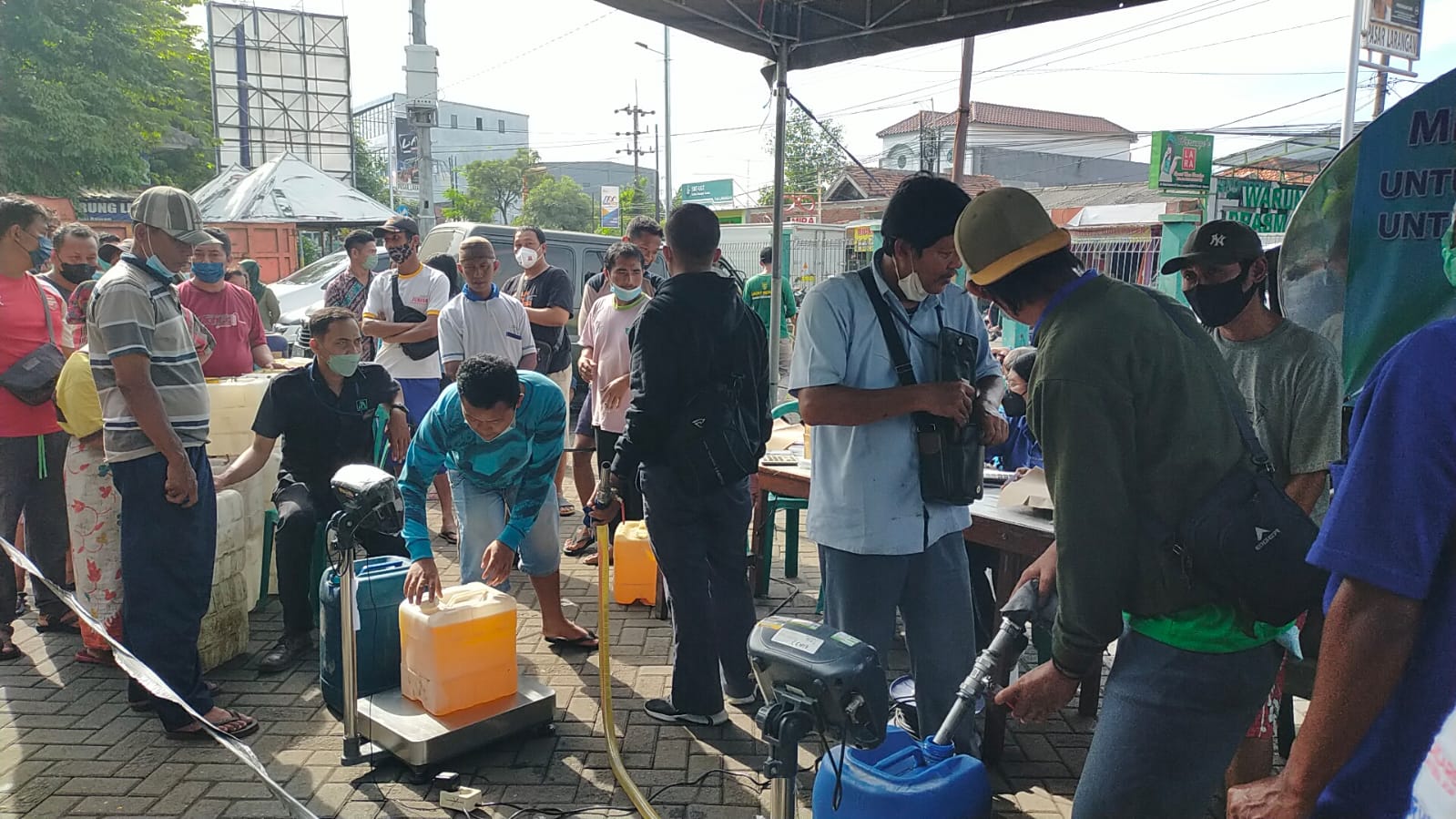 Masyarakat antri memberi minyak goreng curah operasi pasar yang digelar Pemkab Sidoarjo di Pasar Larangan. Selasa, (22/2).
