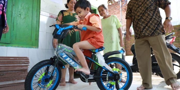 Bocah Kelainan Usus di Sidoarjo Terima Sepeda Baru Dari Bupati Muhdlor