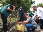 Kembalikan Fungsi PSU, Gus Muhdlor Bersama Warga Bersihkan Fasum Jalan Taman Pinang Indah