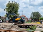 Proyek Flyover JPL-64 Krian, Warga Mulai Kosongkan dan Bongkar Bangunan