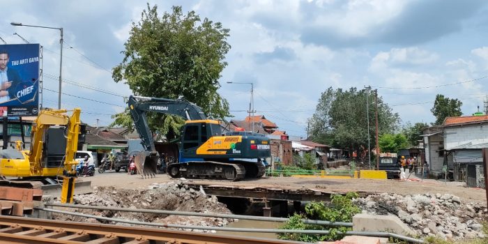 Proyek Flyover JPL-64 Krian, Warga Mulai Kosongkan dan Bongkar Bangunan