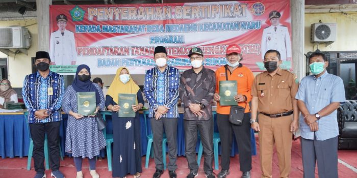 Wakil Bupati Sidoarjo Bagikan Sertifikat PTSL Secara Simbolis ke Warga Desa Medaeng Kecamatan Waru
