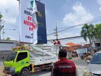Belum Bayar Pajak, BPPD Sidoarjo Tutup Tiga Reklame di Sukodono
