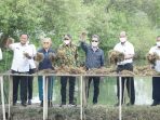 Menteri KKP Bersama Bupati Sidoarjo Panen Rumput Laut di Desa Kupang Jabon
