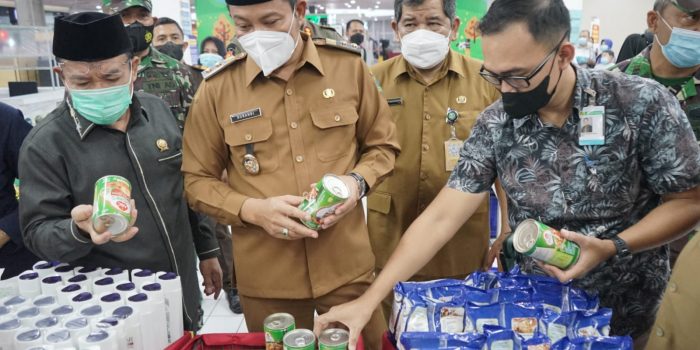 Jelang Idul Fitri, Pemkab Sidoarjo Sidak Mamin di Supermarket