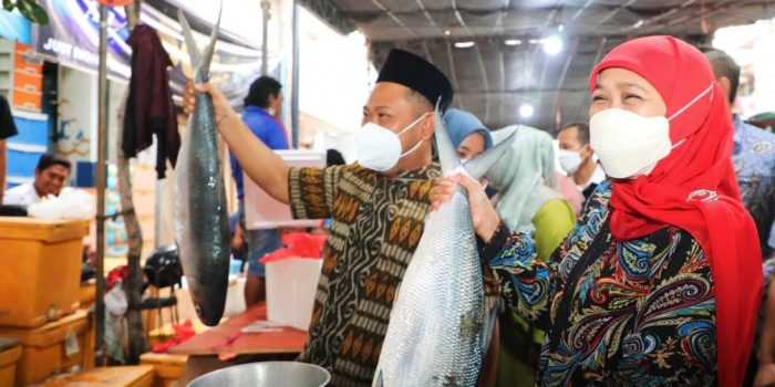 Gubernur Khofifah Ikut Ramaikan Festival Bandeng Kawak Gresik, Bandeng Milik Warga Ujungpangkah Juara I Bobot 18,04 Kg