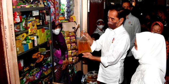 Kunjungi Pasar Muntilan, Jokowi Cek Langsung Harga Minyak Goreng