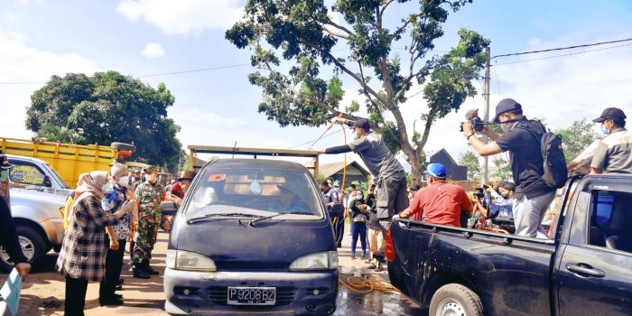Cegah Penularan PMK, Pasar Hewan di Lumajang Disemprot Disinfektan