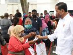 Tiba di Yogyakarta, Presiden Jokowi Bagikan Sembako untuk Masyarakat