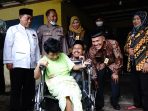 Bupati Sidoarjo Menyerahkan Bantuan Biaya Hidup Kepada 21 warga Klantingsari Tarik
