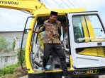 Naik Eskavator Gus Muhdlor Bongkar 40 Rumah dan Bangunan, Target Frontage Road Segmen 2 Tembus Lingkar Timur
