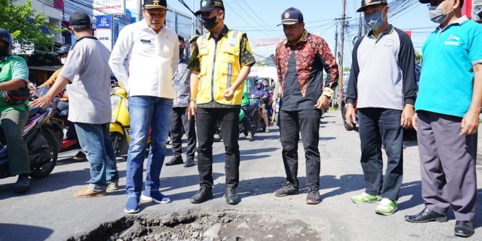 Wabup Sidoarjo Sidak Jalan Rusak di Desa Tropodo Waru