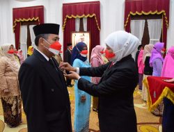 Gubernur Khofifah Sematkan Satyalancana Karya Satya Kepada 460 ASN Jatim