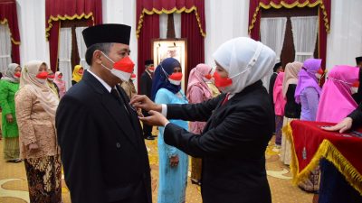 Gubernur Khofifah Sematkan Satyalancana Karya Satya Kepada 460 ASN Jatim