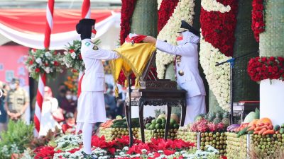 Digelar Secara Terbuka, Gubernur Khofifah Jadi Inspektur Upacara HUT Ke-77 Kemerdekaan RI di Gedung Negara Grahadi Surabaya