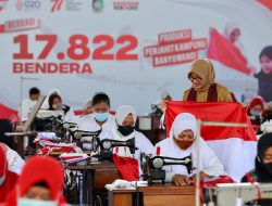 Bupati Banyuwangi Bagikan Belasan Ribu Bendera Gratis 