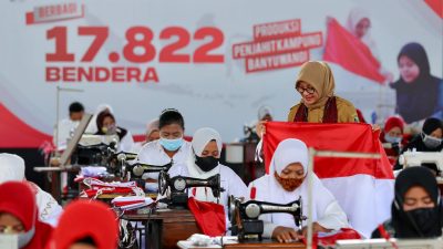 Bupati Banyuwangi Bagikan Belasan Ribu Bendera Gratis 