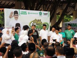 Peringati Hari Santri, Ribuan Warga Sidoarjo Mlaku Sarungan Bareng Gus Muhdlor dan Gus Imin